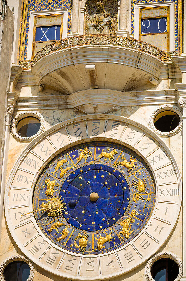 Der Torre dell'Orologio (Uhrenturm) auf der Piazza San Marco, Venedig, Venetien, Italien