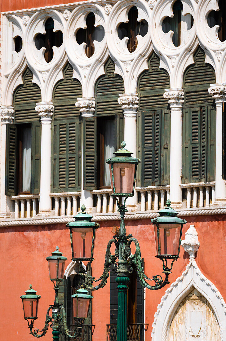Straßenlaterne und venezianische gotische Architektur im Palazzo Dandolo, Venedig, Venetien, Italien