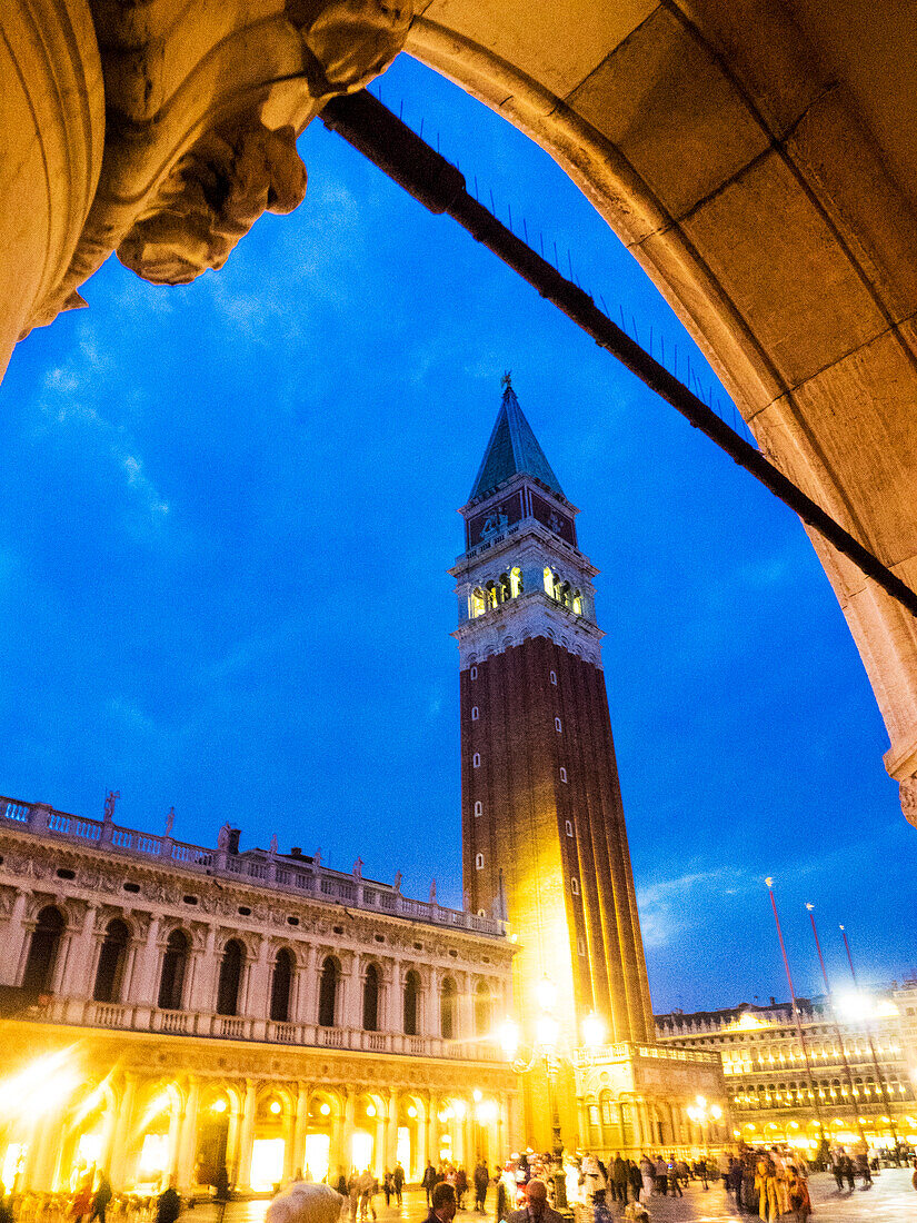 Italien, Venedig, Abendansicht des Glockenturms am Markusplatz