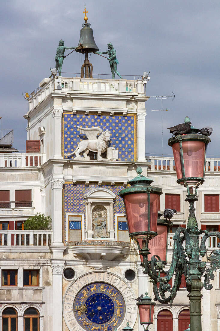Alter Laternenpfahl und der Uhrenturm. Venedig. Italien.