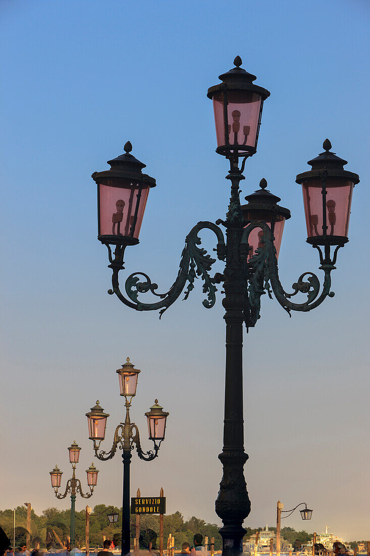 Alte Laternenpfähle. Venedig. Italien.