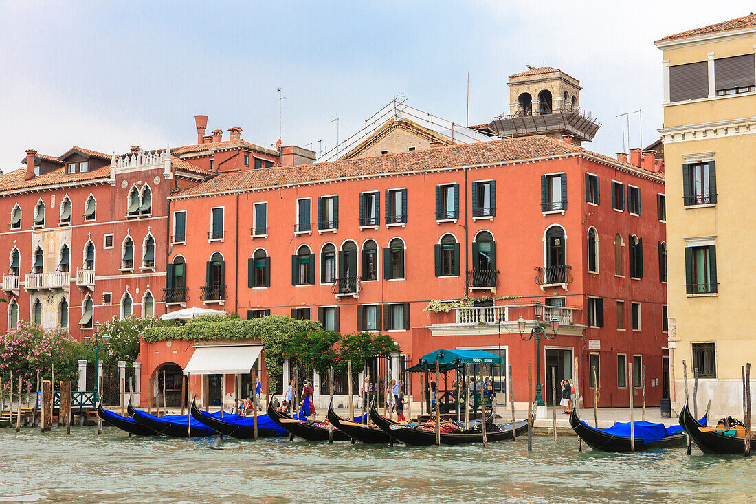 Canal Grande mit Gondel. Venedig. Italien.
