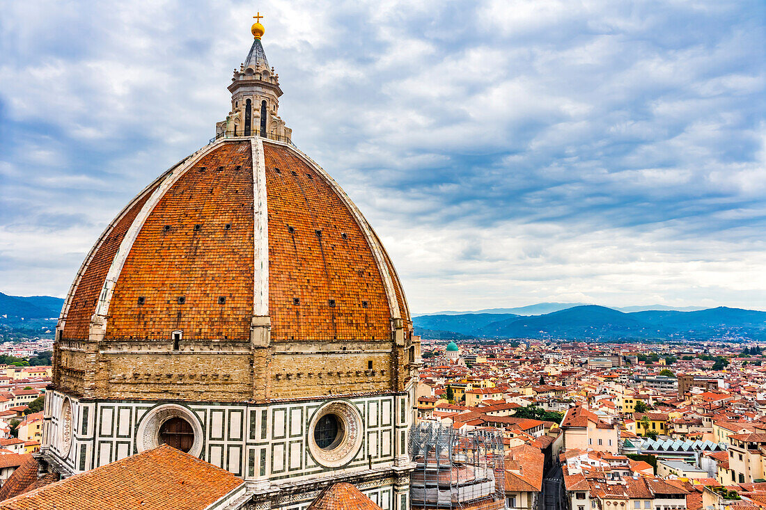 Große Kuppel mit goldenem Kreuz, Dom, Florenz, Italien. Fertigstellung um 1400. Offizieller Name Kathedrale di Santa Maria del Fiore.