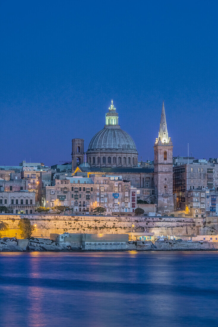 Malta, Valletta, Historische Skyline in der Abenddämmerung
