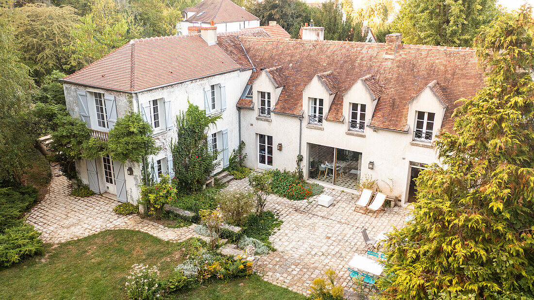 Exterior view of house surrounded with trees, Orgeval