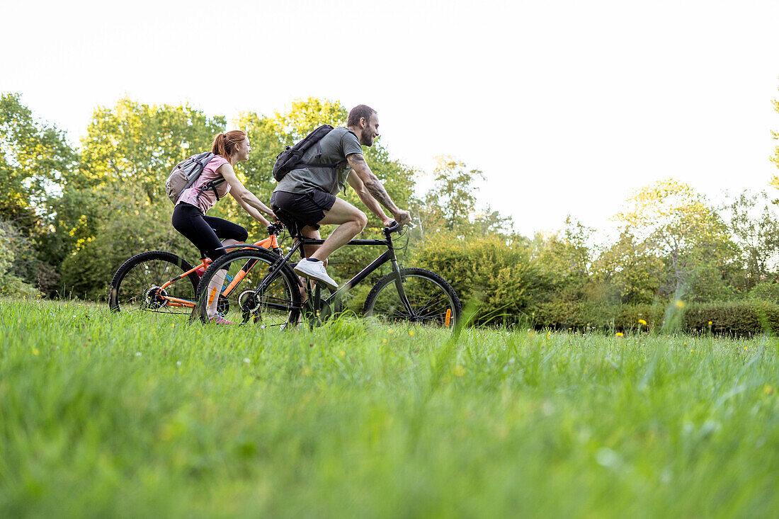 Junges Paar beim Radfahren im Wald