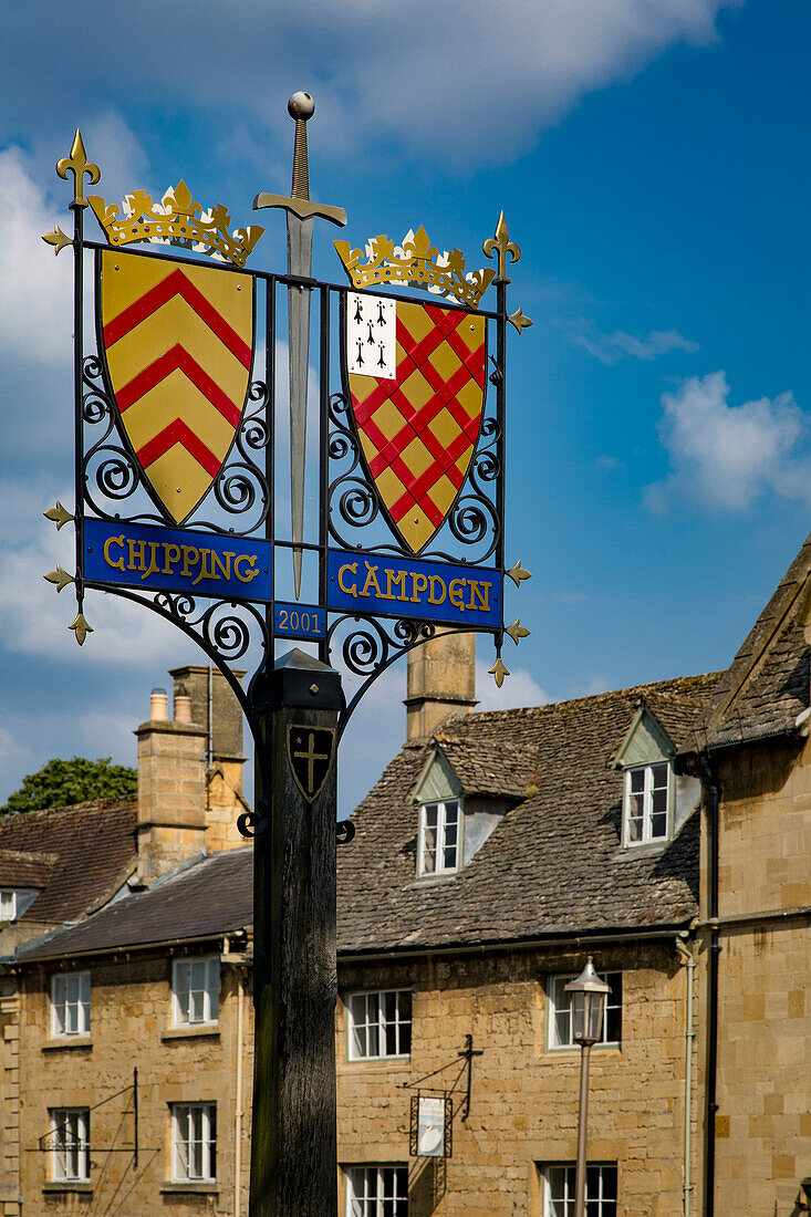 Ortswappen und Gebäude von Chipping Campden, Cotswolds, Gloucestershire, England