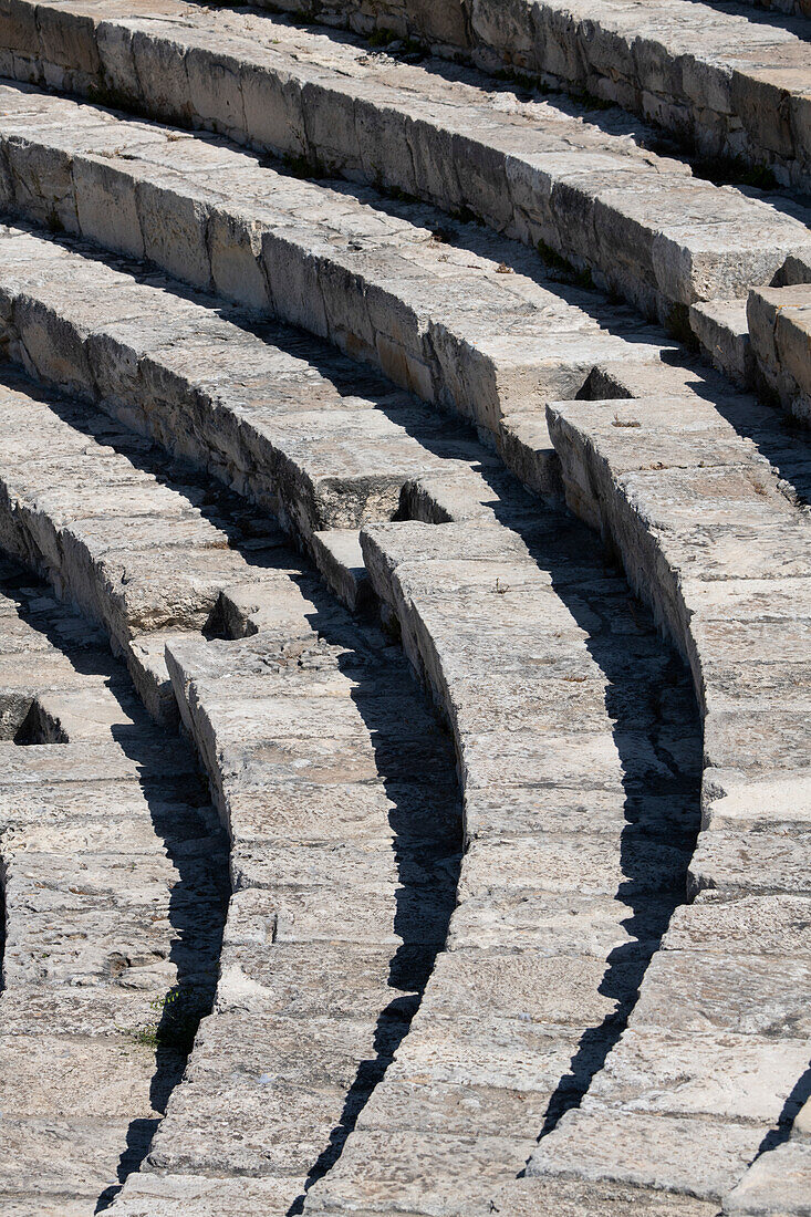 Zypern, antike archäologische Stätte von Kourion. Das Theater, ca. 2. Jahrhundert v. Chr., mit 3.000 Sitzplätzen.