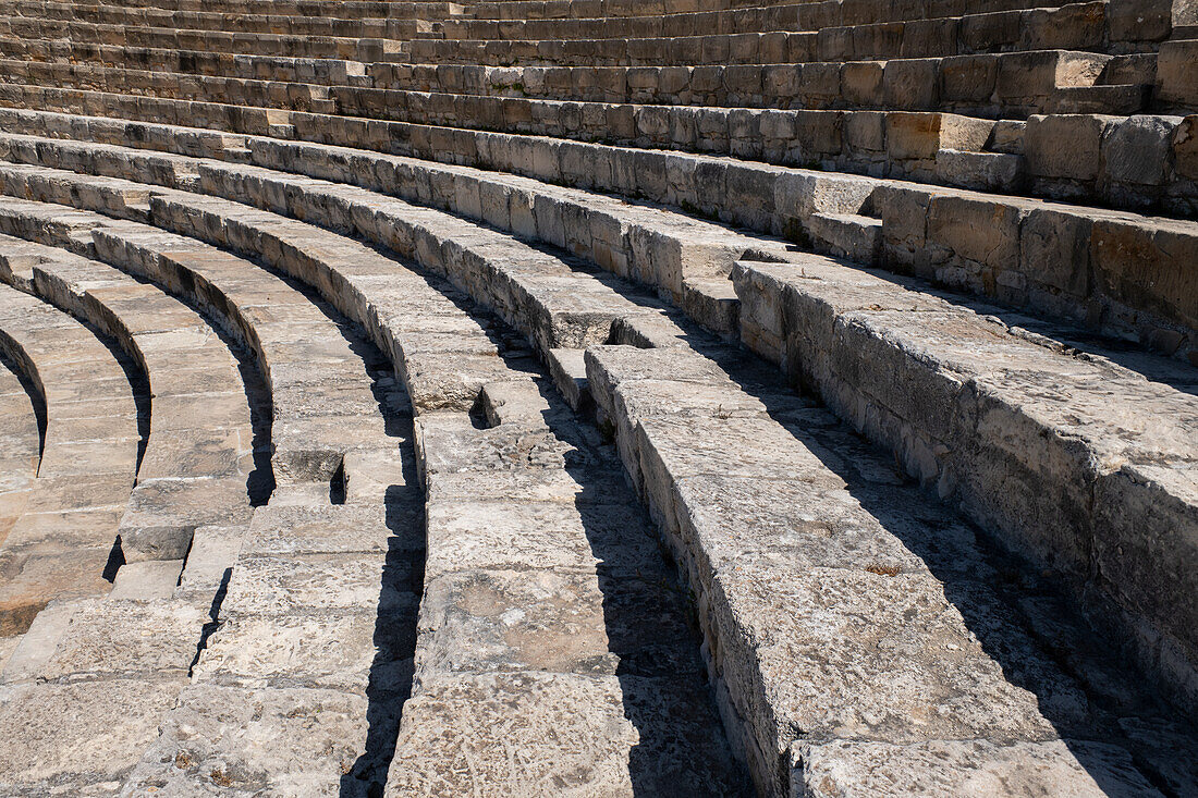 Zypern, antike archäologische Stätte von Kourion. Das Theater, ca. 2. Jahrhundert v. Chr., 3.000 Sitzplätze.