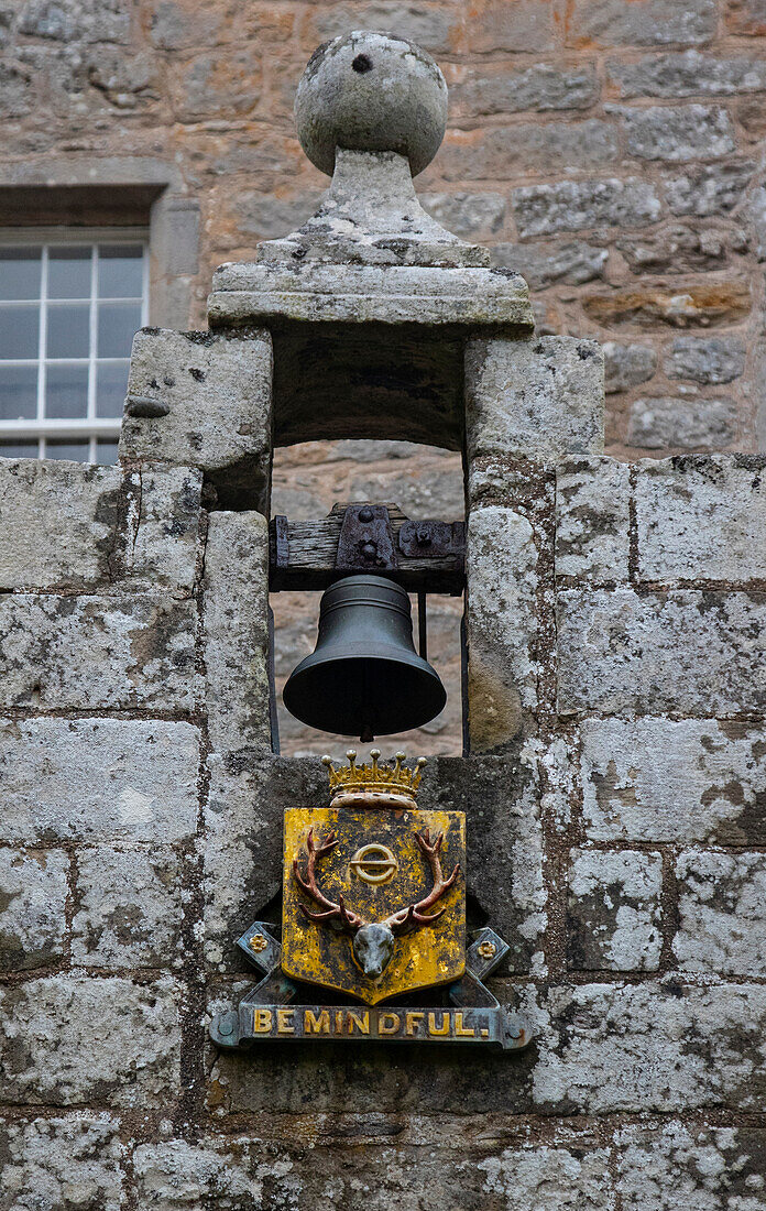 Giebel über dem Haupteingang von Cawdor Castle mit dem Motto "Be Mindful".