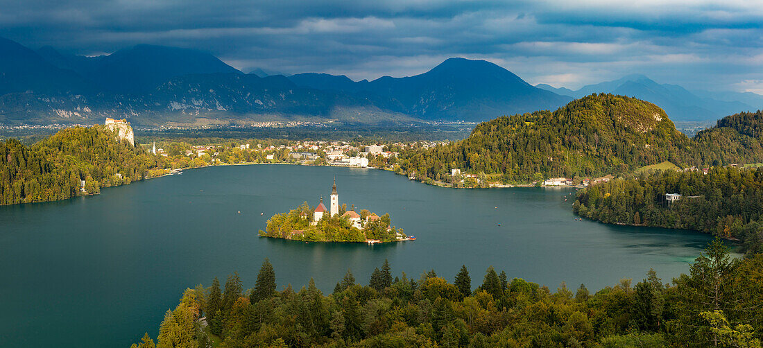 Bleder See mit der Kirche St. Mariä Himmelfahrt, Bled, Oberkrain, Slowenien