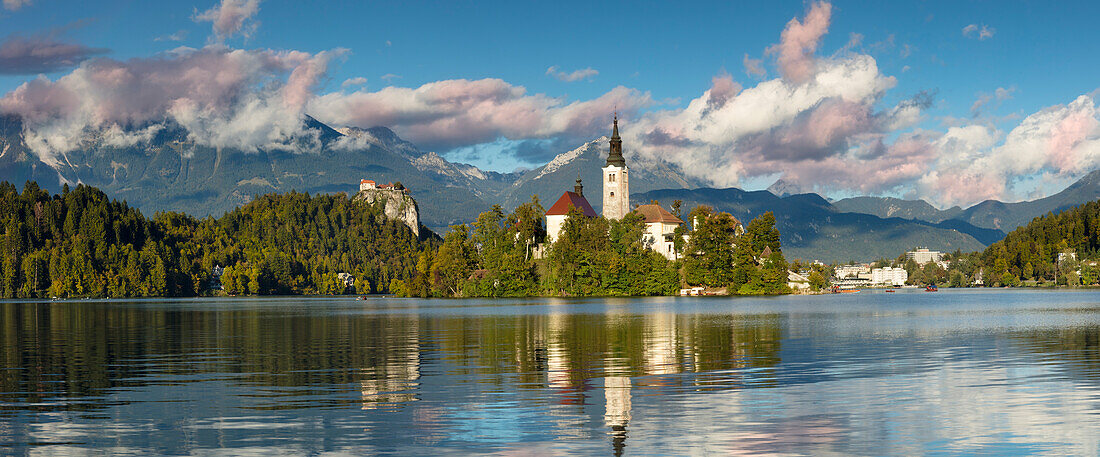 Mariä-Himmelfahrt-Kirche auf der Insel Bled im Bleder See mit der Burg Bled, Oberkrain, Slowenien