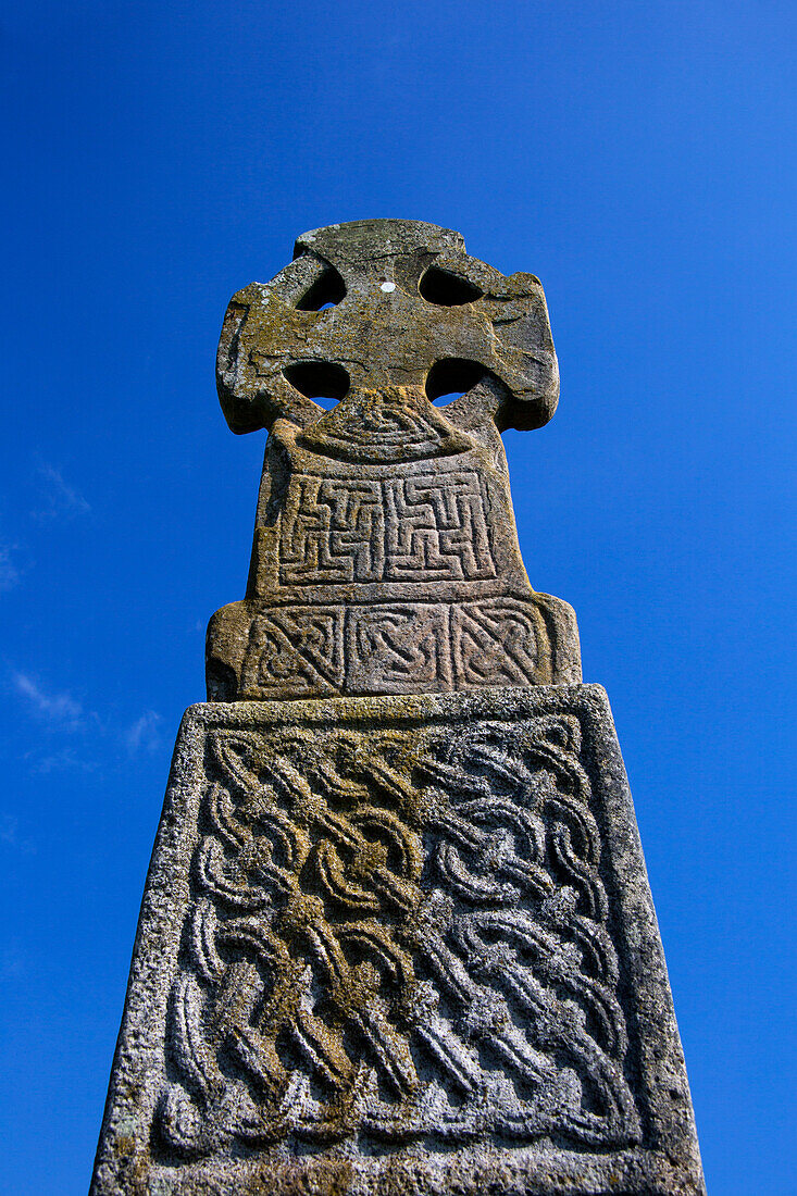 Vereinigtes Königreich, Wales, Carew. Das Carew-Kreuz stammt aus dem 11. Jahrhundert.