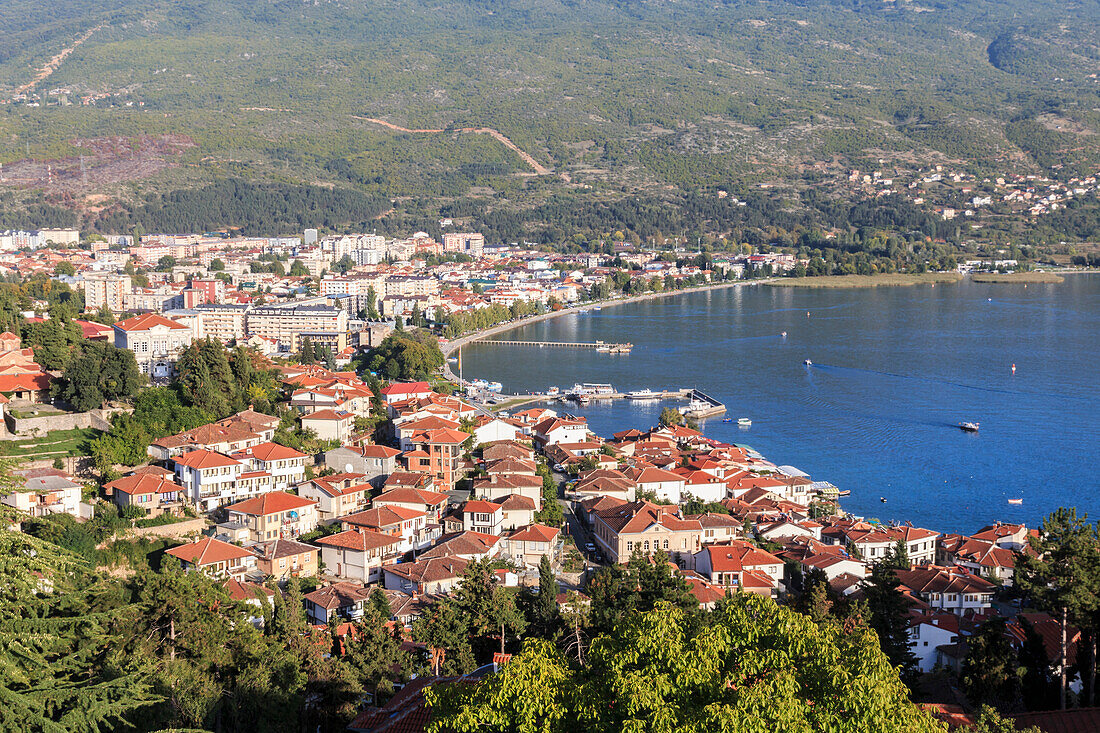 Mazedonien, Ohrid und Ohridsee, Ohrid hat 365 Kirchen, eine für jeden Tag des Jahres, und wird als "Jerusalem des Balkans" bezeichnet. Ohrid gehört zum UNESCO-Weltkultur- und -naturerbe.