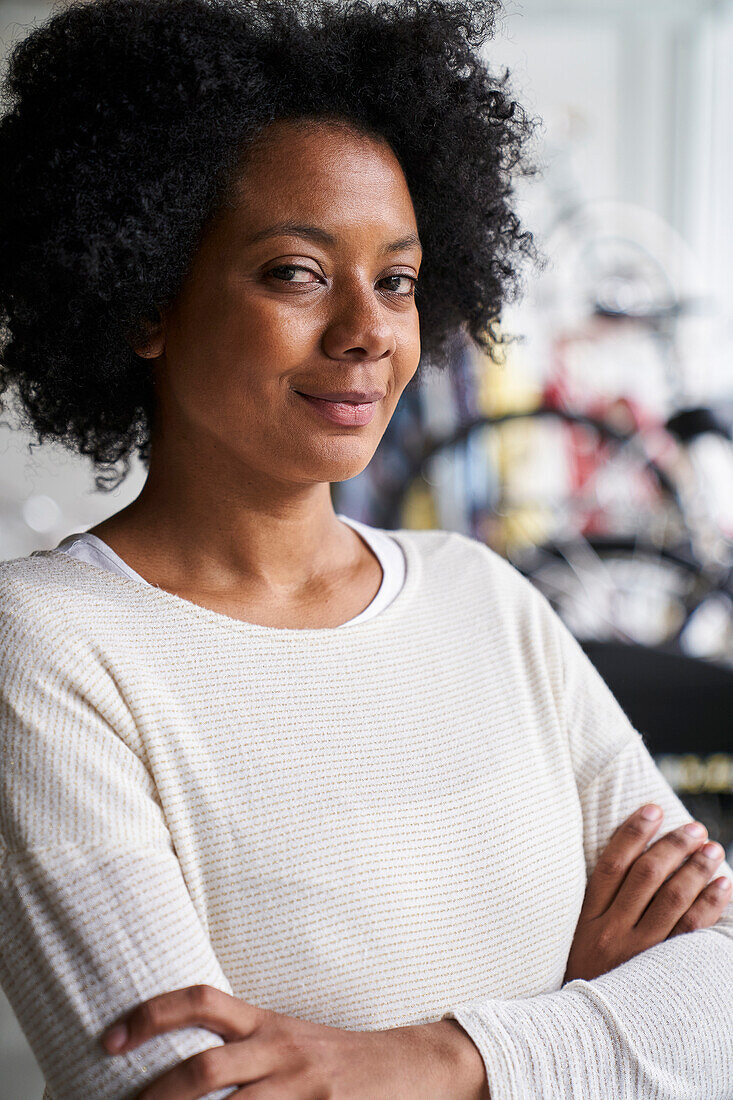 Porträt einer afroamerikanischen Fahrradladenbesitzerin in der Totalen