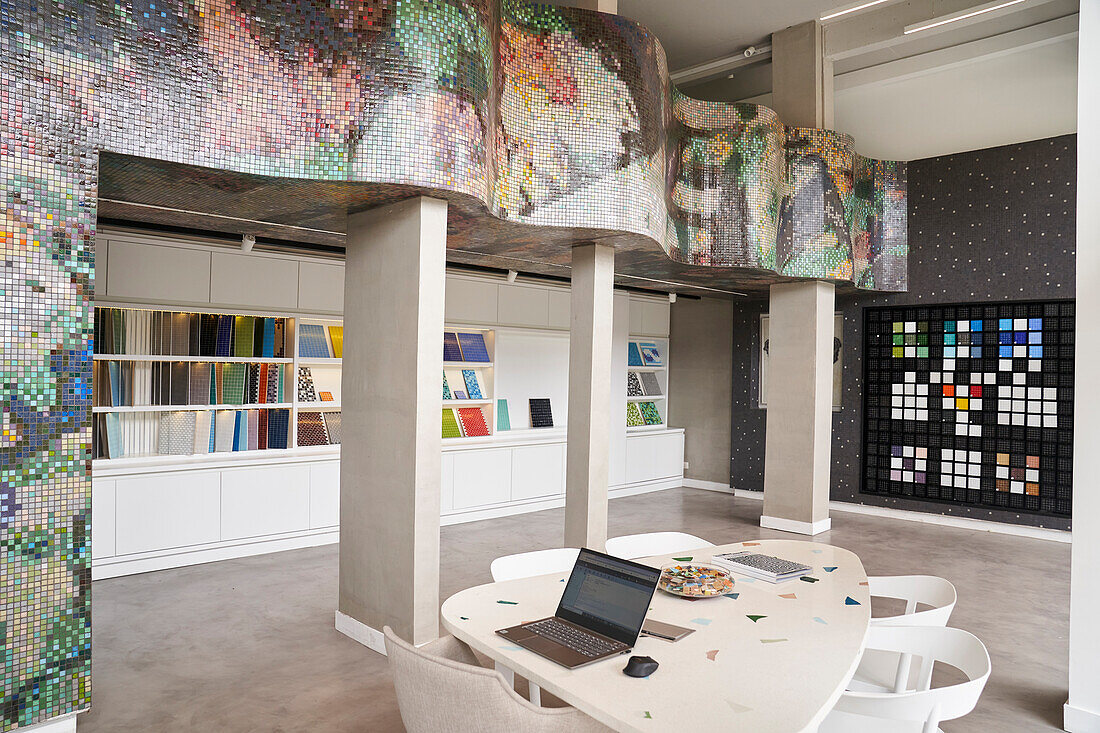 Foto des Ausstellungsraums eines Innenarchitekten und eines offenen Arbeitsbereichs