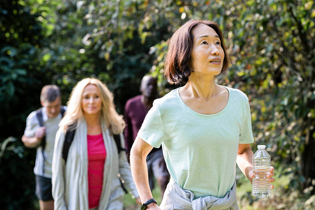 Gruppe verschiedener älterer Freunde beim Wandern im Wald