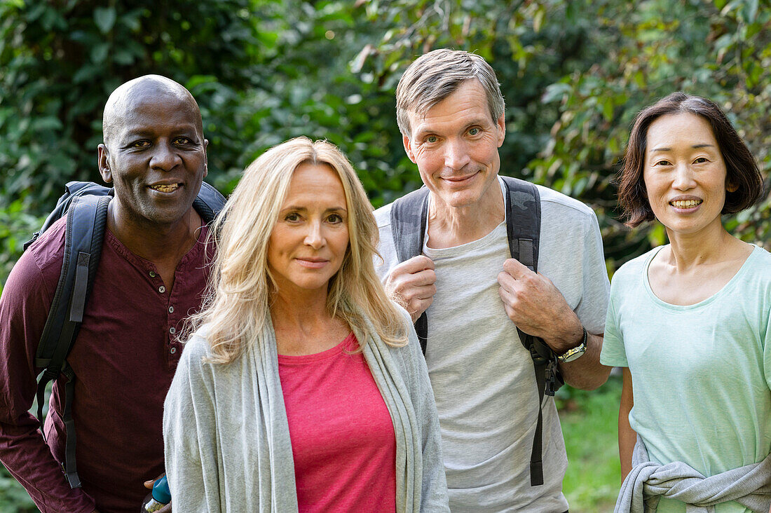 Vielfältige Gruppe von Freunden mittleren Alters, die eine gute Zeit im Freien haben