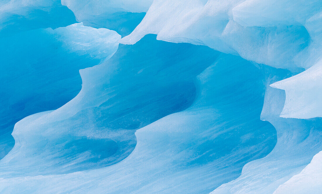 Treibende Eisberge in den Fjorden Südgrönlands, Dänemark