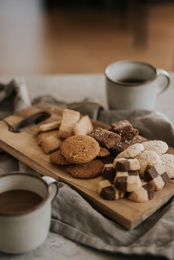 Verschiedene Kekse auf einem Holzbrett