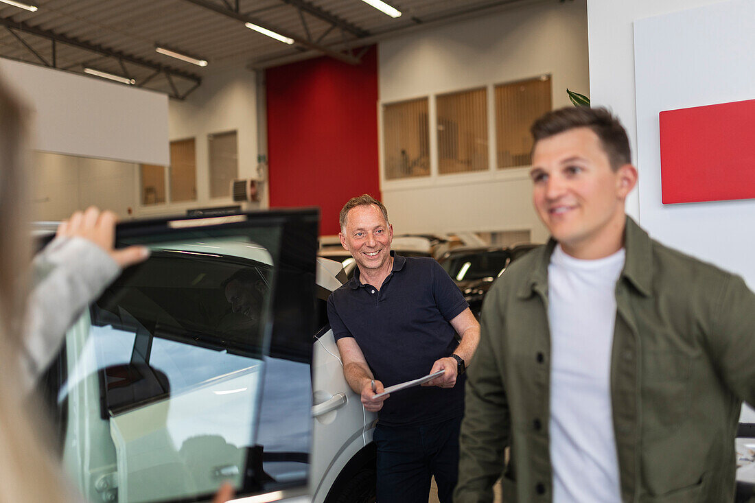 Kunden im Büro des Autohauses