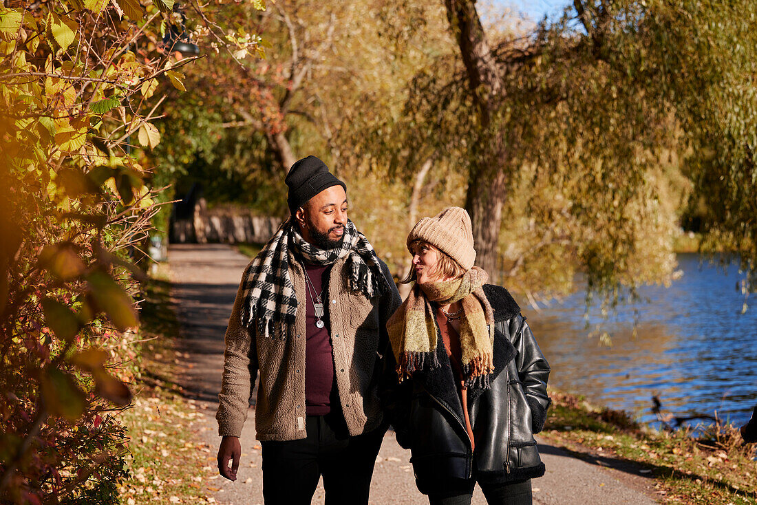 Paar beim Spaziergang im herbstlichen Park