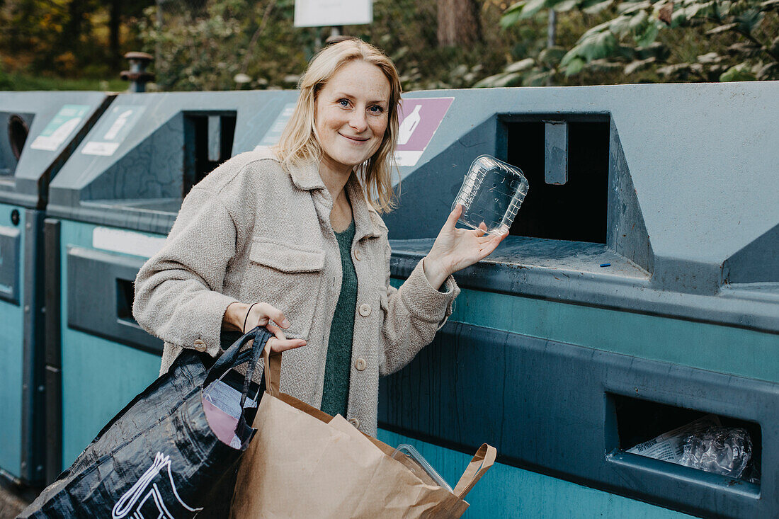 Frau recycelt Müll