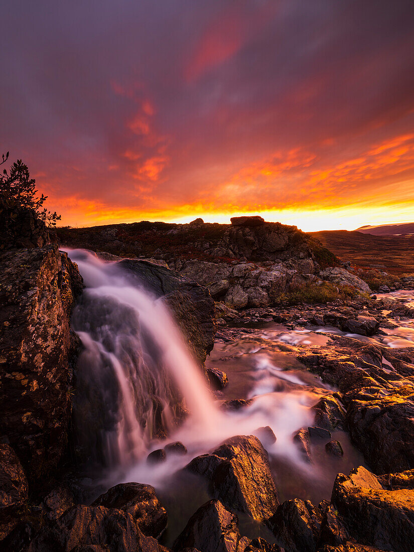 Blick auf einen Wasserfall bei Sonnenuntergang