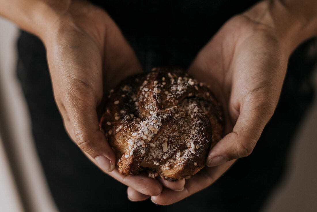 Hände halten Brötchen