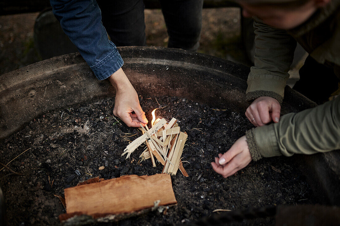 Menschen machen Feuer