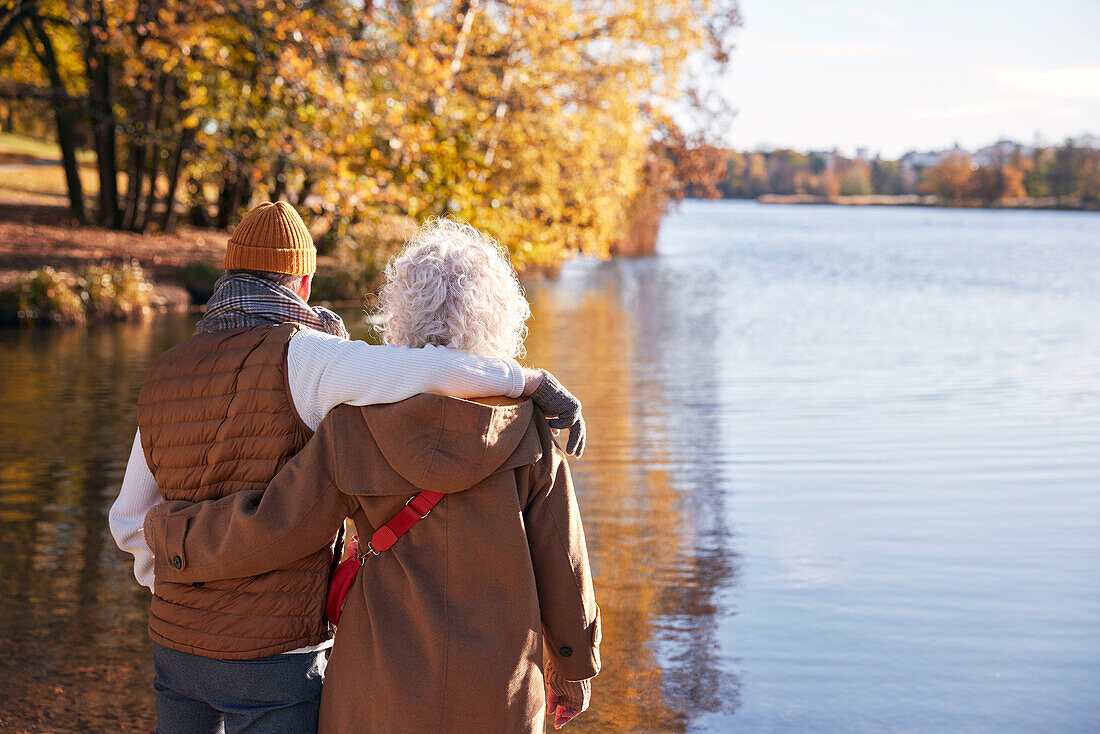 Älteres Paar neben dem See im Park