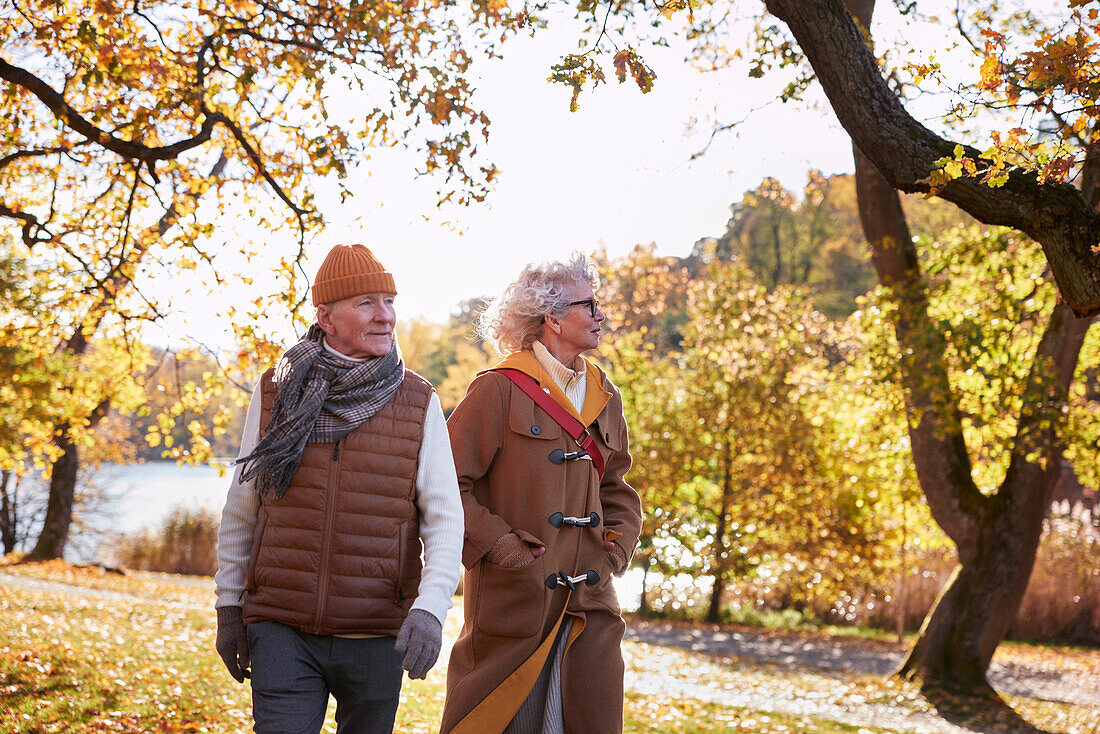 Älteres Paar beim Spaziergang im Herbstpark