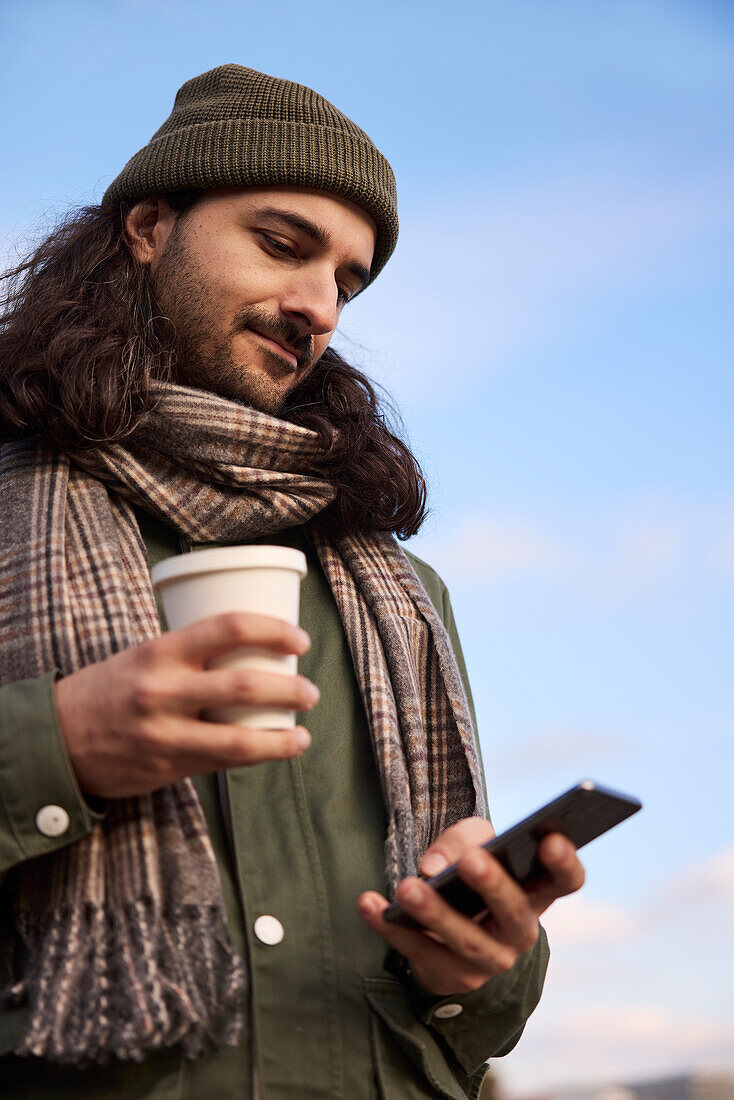 Mann mit Mobiltelefon