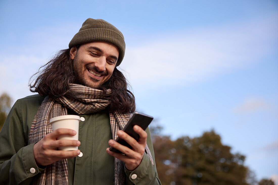 Mann mit Mobiltelefon