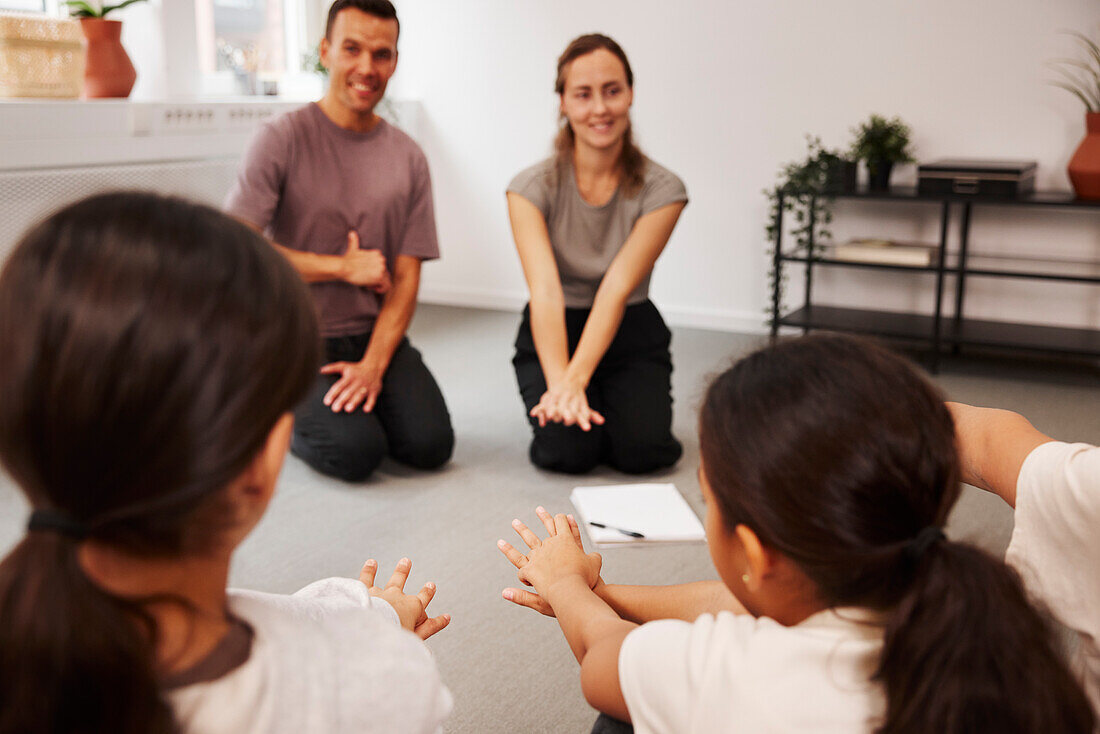 Lehrkräfte und Kinder im Erste-Hilfe-Kurs