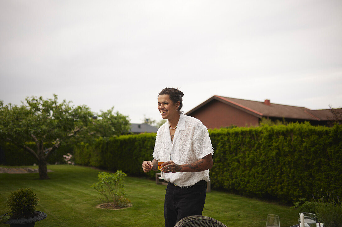 Junge Frau im Garten