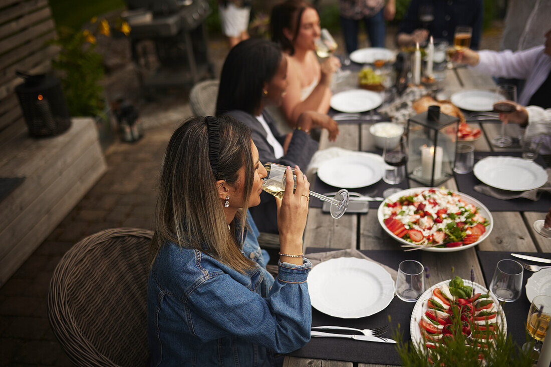 Freunde beim Essen im Garten