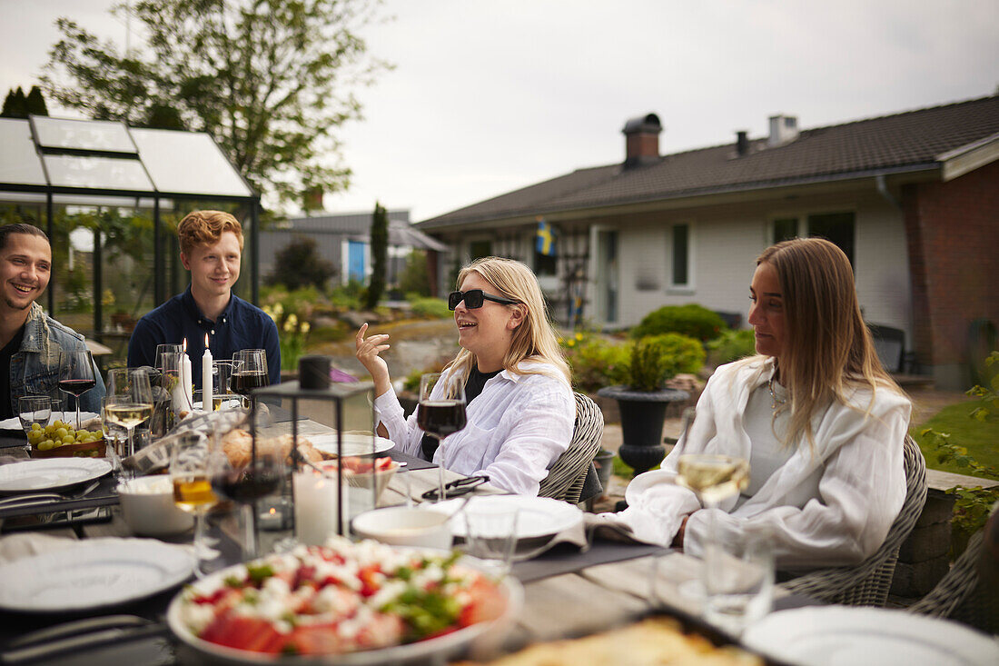 Freunde beim Essen im Garten