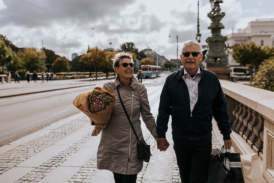 Älteres Paar geht in der Stadt spazieren