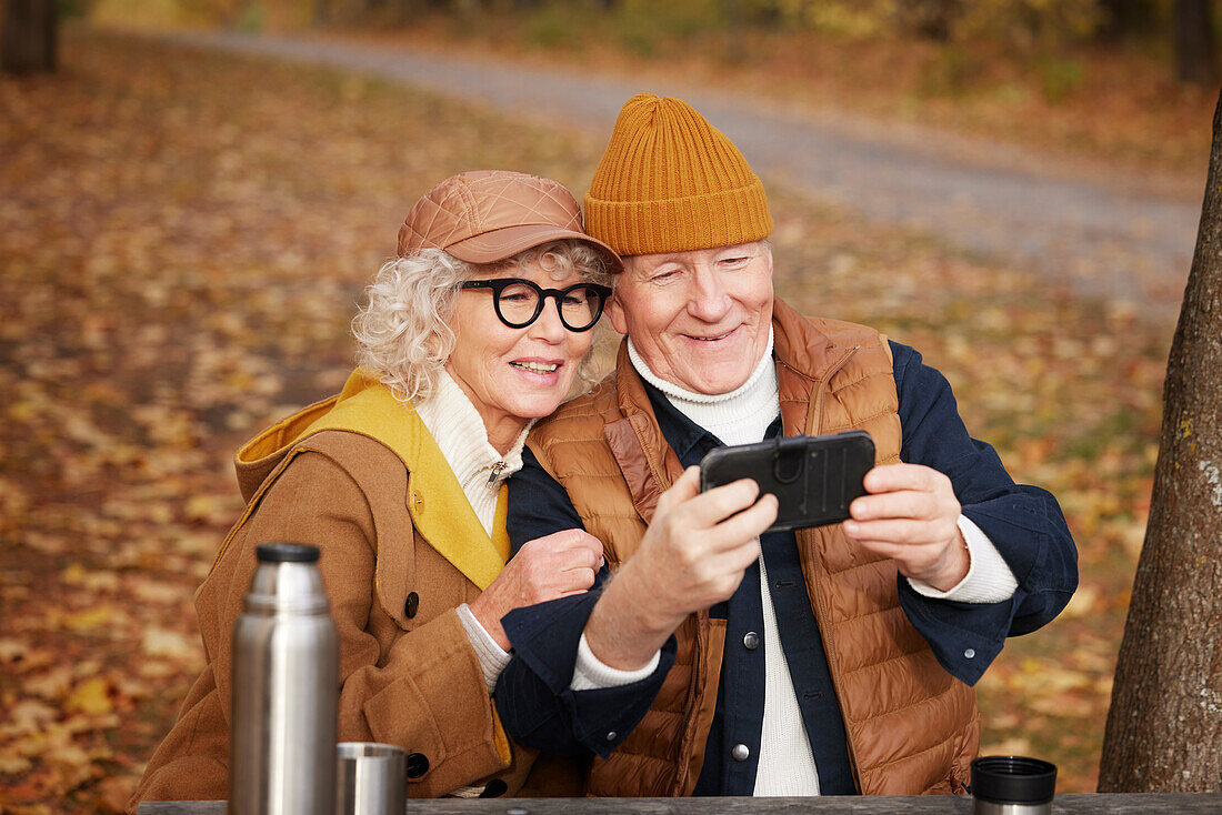 Älteres Paar macht ein Selfie im Park