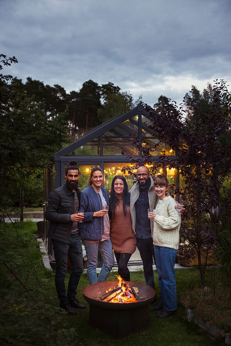 Glückliche Freunde stehen im Garten