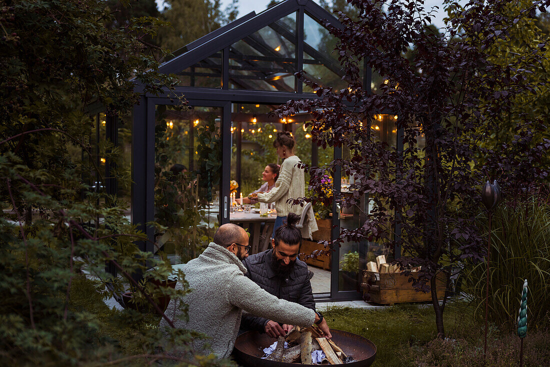 Freunde unterhalten sich im Garten