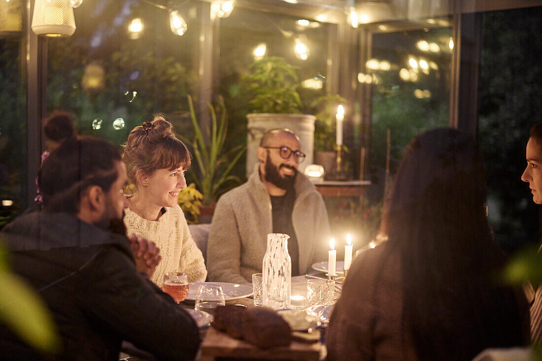 Fröhliche Freunde beim gemeinsamen Abendbrot