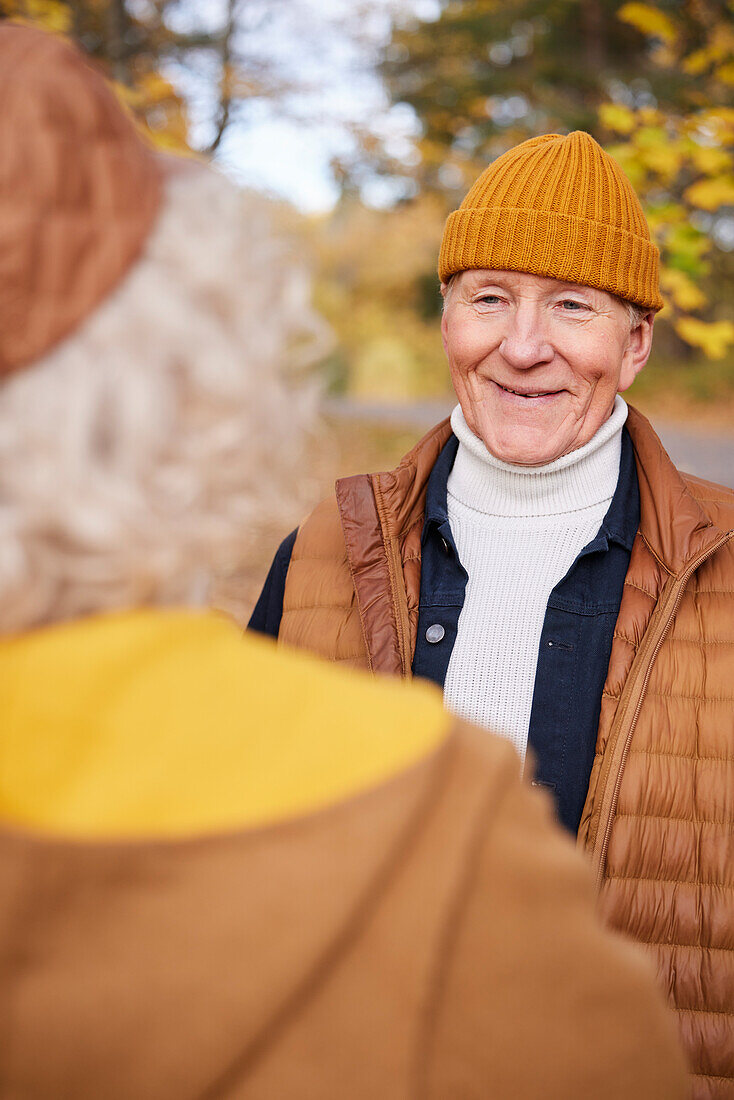 Lächelnder Mann blickt weg