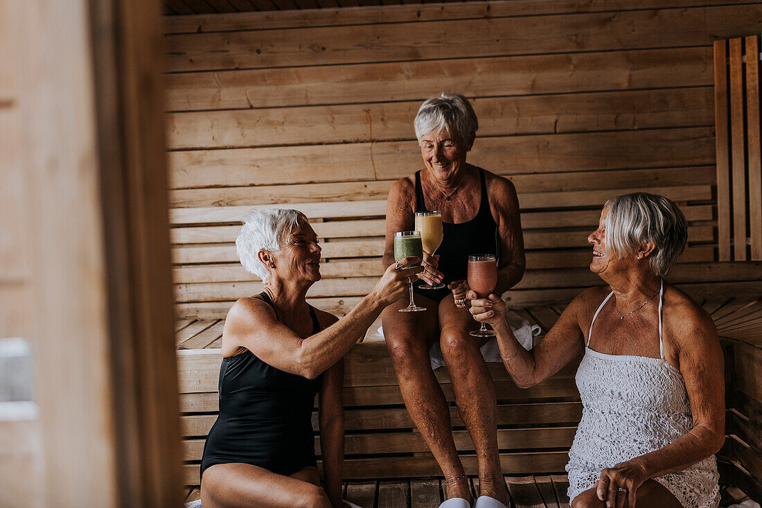 Glückliche Freundinnen in der Sauna