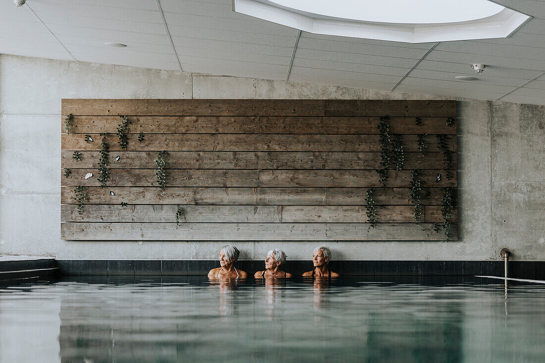 Frauen im Thermalbad-Schwimmbad
