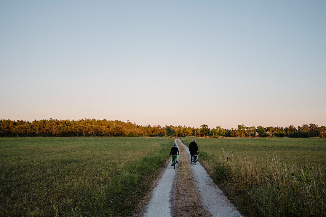 Familie beim Radfahren auf unbefestigtem Weg