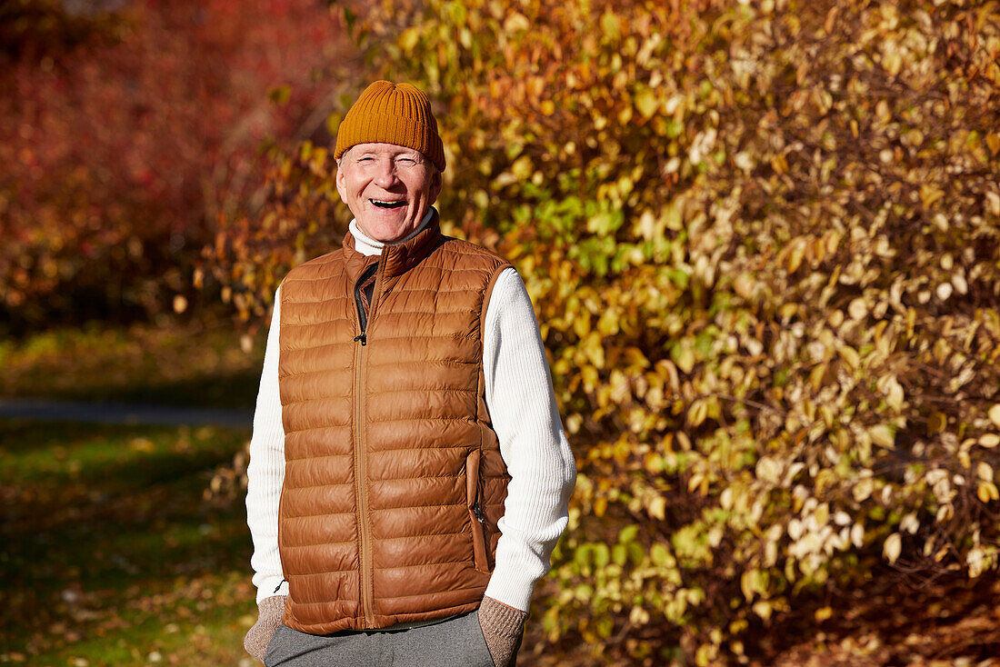 Porträt eines älteren Mannes in einer Herbstlandschaft