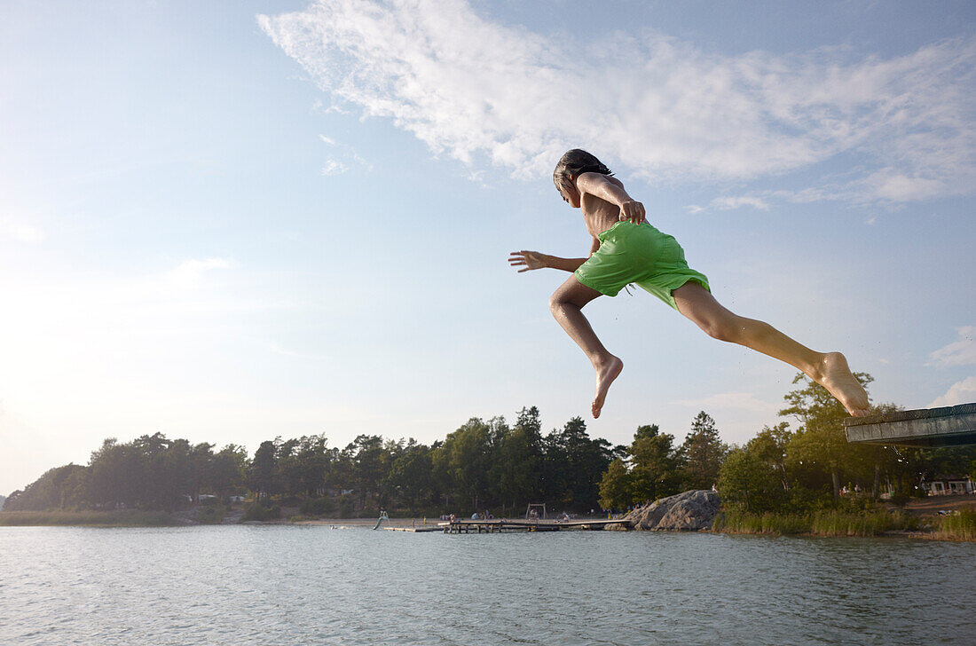 Junge springt ins Wasser