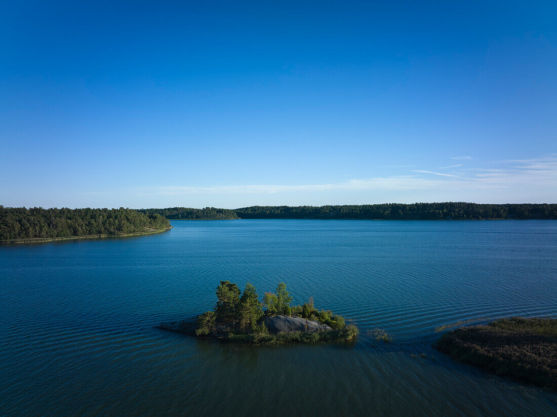 Blick auf eine kleine Insel im See